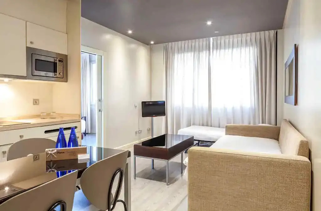 Executive Double Family Suite with Salon (full double bed)