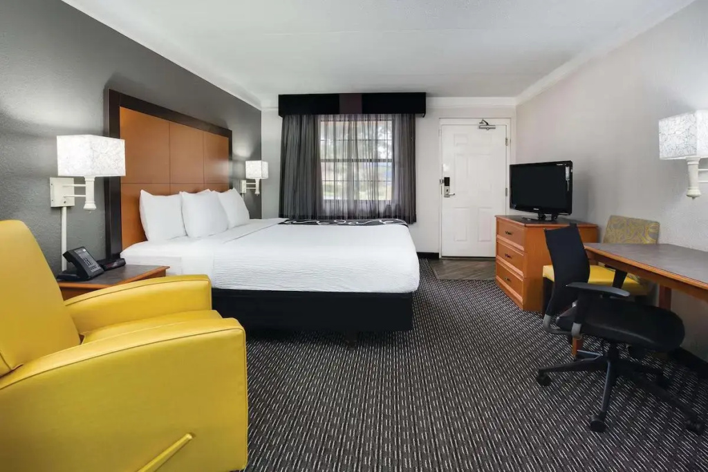 Days Inn by Wyndham Gainesville University I-75 - Tap to explore photos