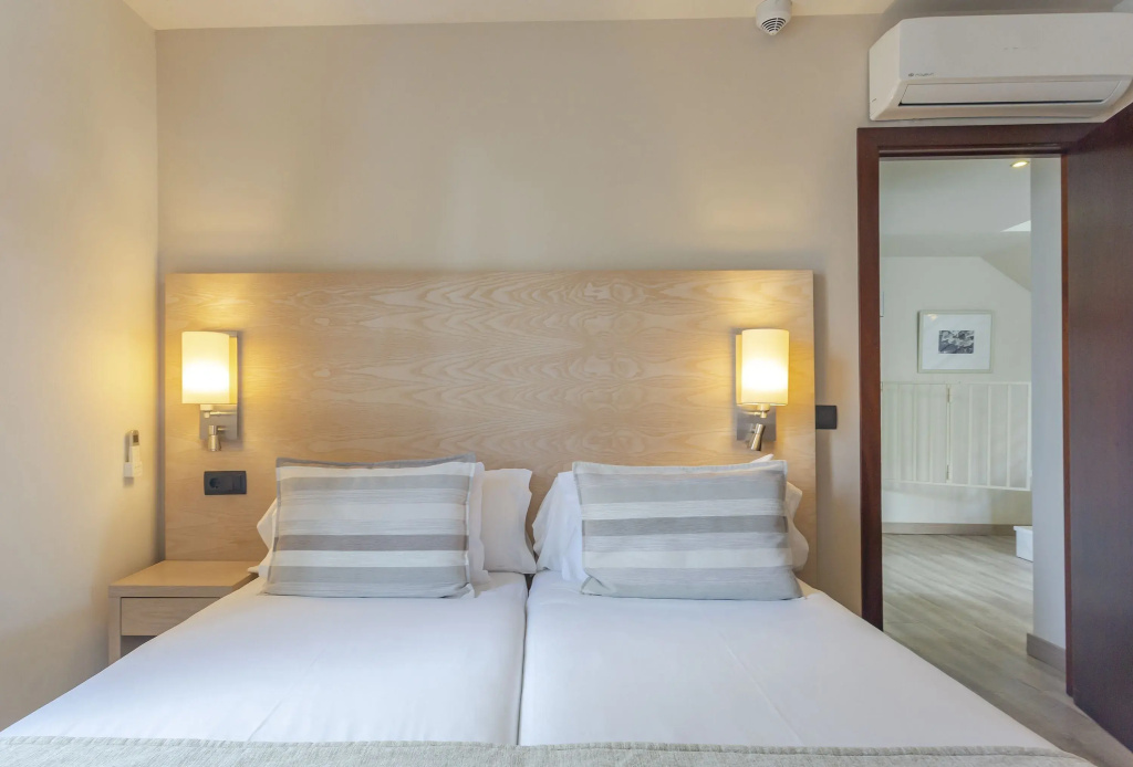 2 Bedrooms Quadruple Duplex Apartment