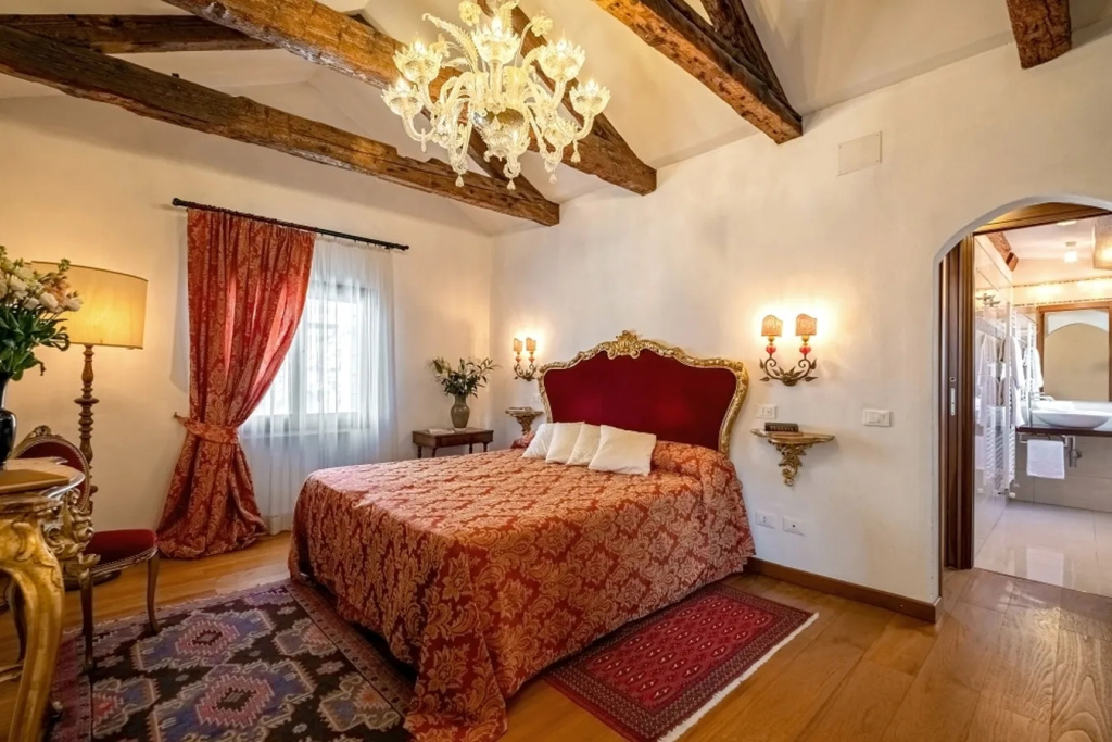 Top Double room (full double bed)