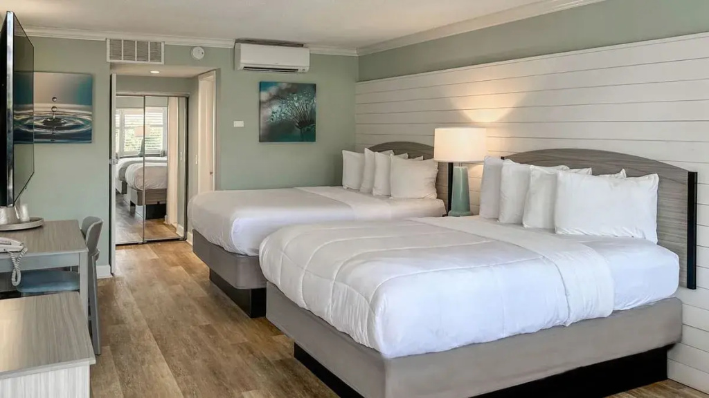 Poolside Quadruple room