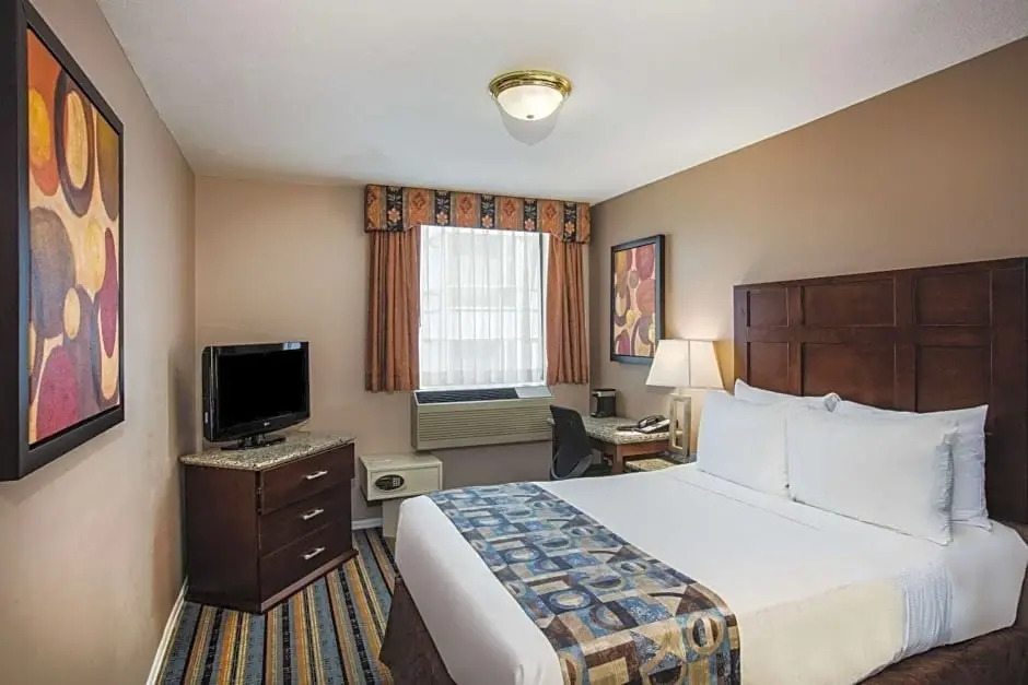 Номер Standard в Ramada Limited Vancouver Downtown
