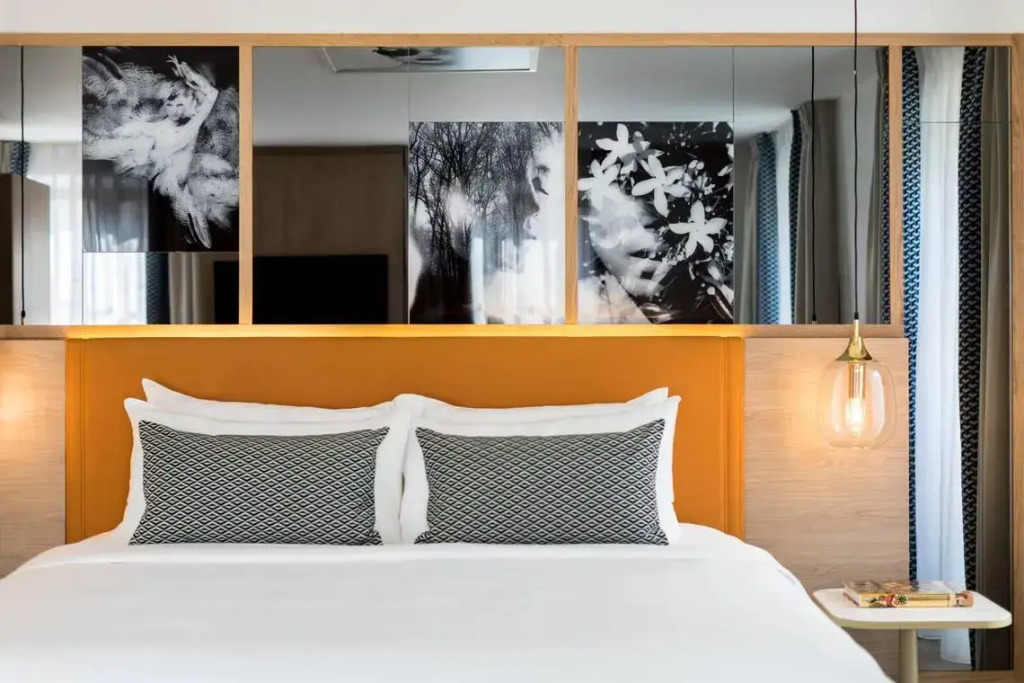Люкс Family & Friends с 2 комнатами в Renaissance Paris Vendome Hotel