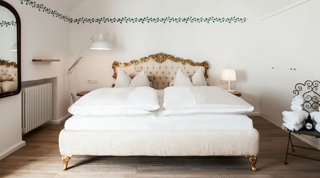 Double Weitzer Suite (full double bed)