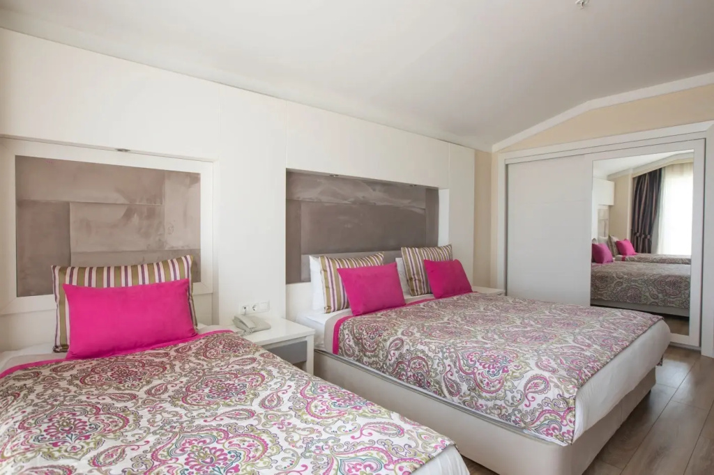 Deluxe Jacuzzi Double room (full double bed)