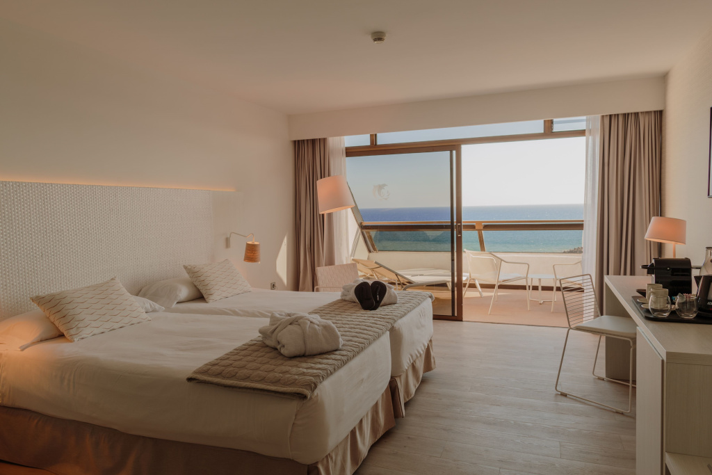 Top Premium Double room with balcony and with ocean view (twin beds)