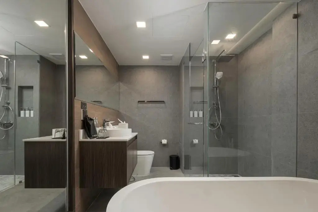 Двухместный номер с ванной Premier двуспальная кровать в The Proud Karon Beach Phuket Trademark Collection By Wyndham