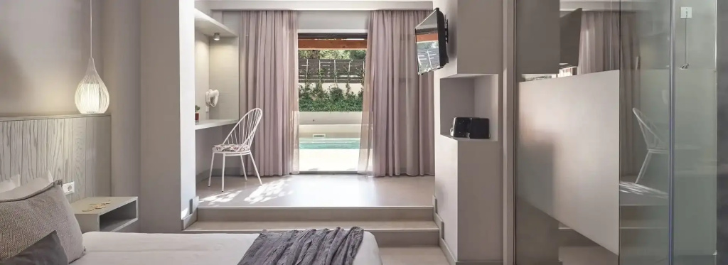 Swim Up Double Junior Suite (full double bed)