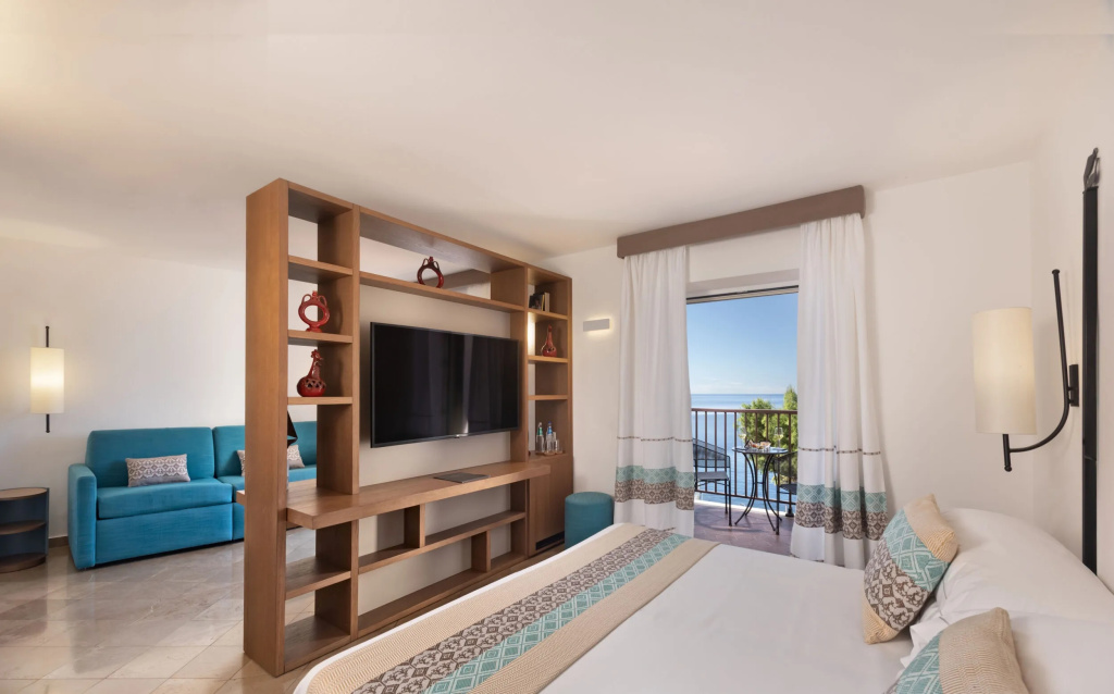 Deluxe Double room (full double bed)