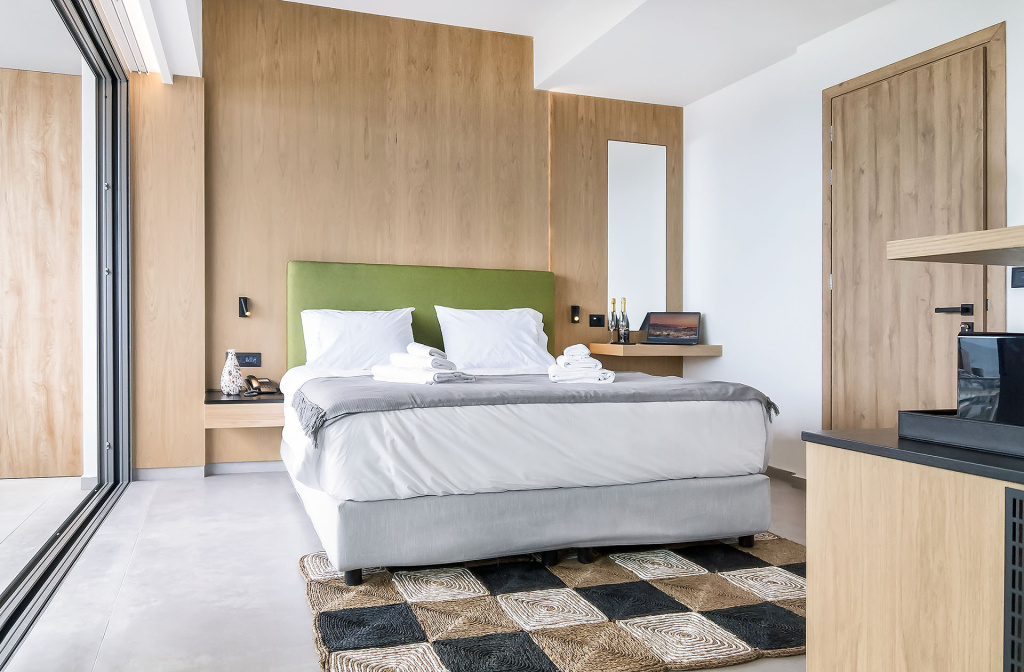 Deluxe Double room (full double bed)