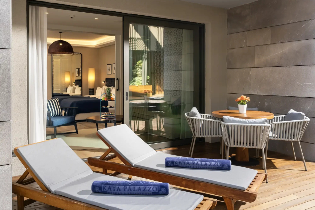 Двухместный номер Swim Up Superior двуспальная кровать в Kaya Palazzo Resort & Residences Le Chic Bodrum