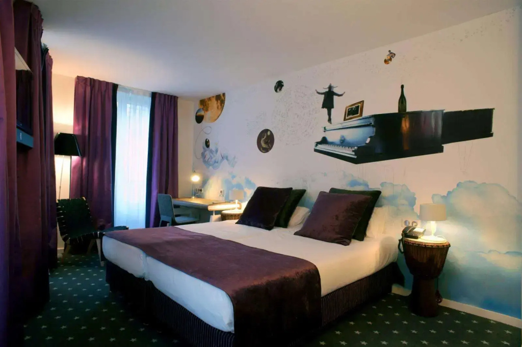 Communicating room