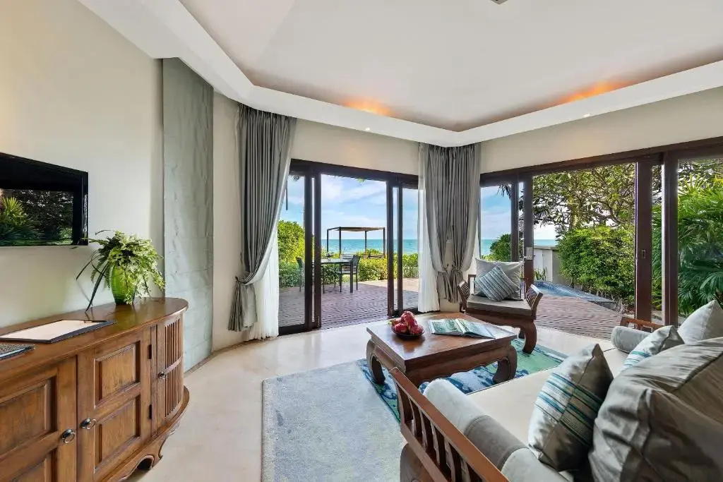 Double Pool Villa beachfront full double bed