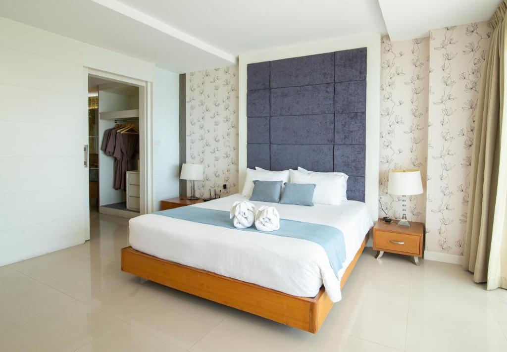 Семейный люкс с видом на море в Royal Beach View Suites