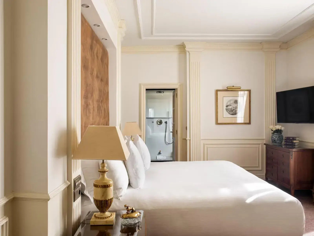 Castellana Presidential RedLevel Double Suite (full double bed)