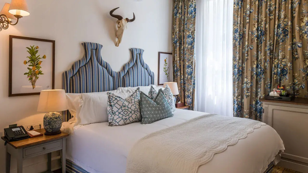 Bachelor Double room (full double bed)
