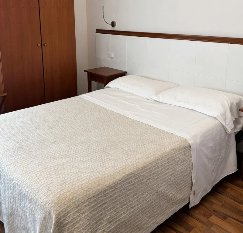 Small Double room (full double bed)