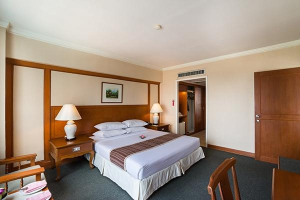 Номер Connecting в Bangkok Palace Hotel