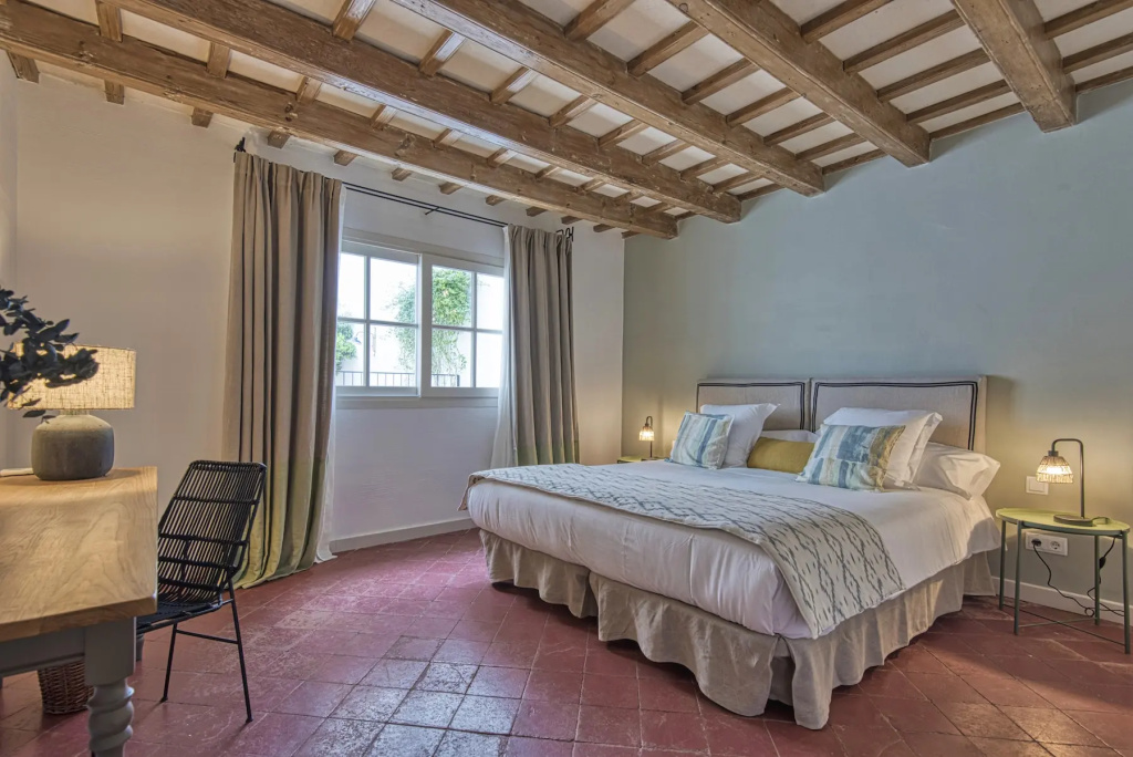 Deluxe Double room (full double bed)