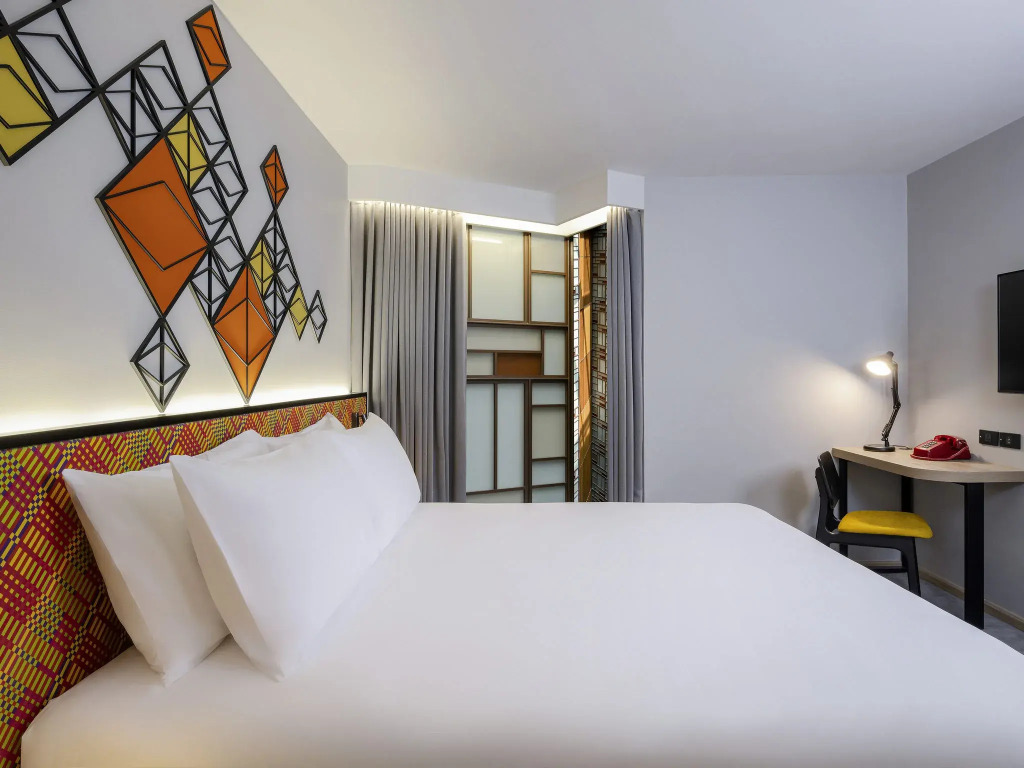 Двухместный номер Atrium View Premium двуспальная кровать в ibis Styles Bangkok Silom