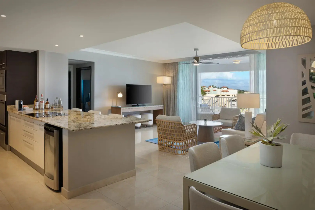 1 Bedroom Luxury Concierge Suite with bay view