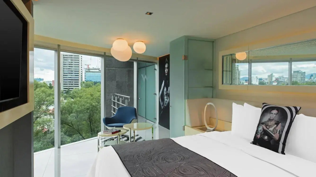 1 Bedroom Fantastic Corner Double Suite with balcony and with city view (full double bed)