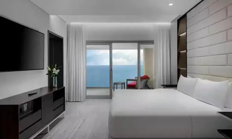 Master Enclave Double Suite oceanfront full double bed