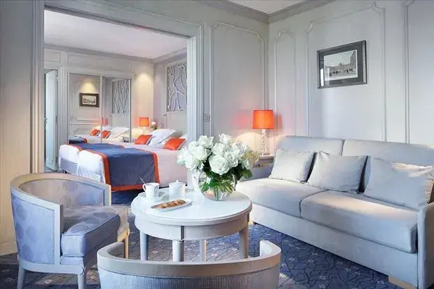 Double Suite with Arc de Triomphe View (full double bed)