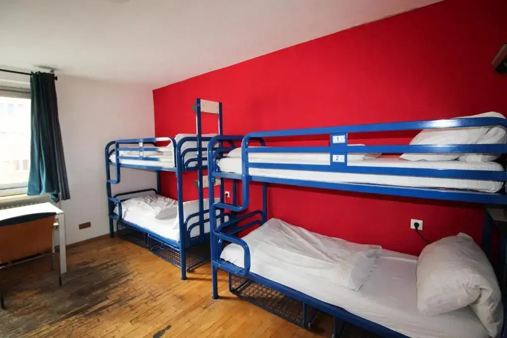 Sextuple room