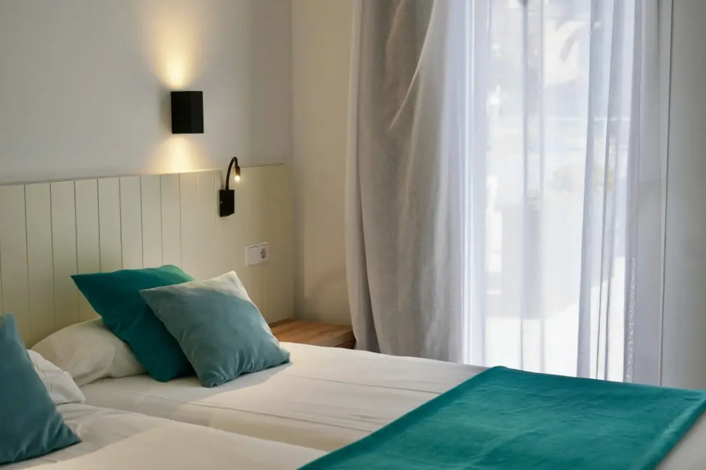Double room (full double bed)