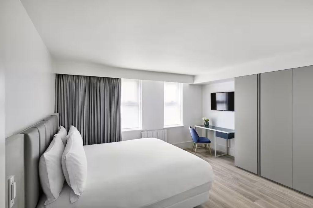 2 Bedrooms Deluxe Brick Street Residence