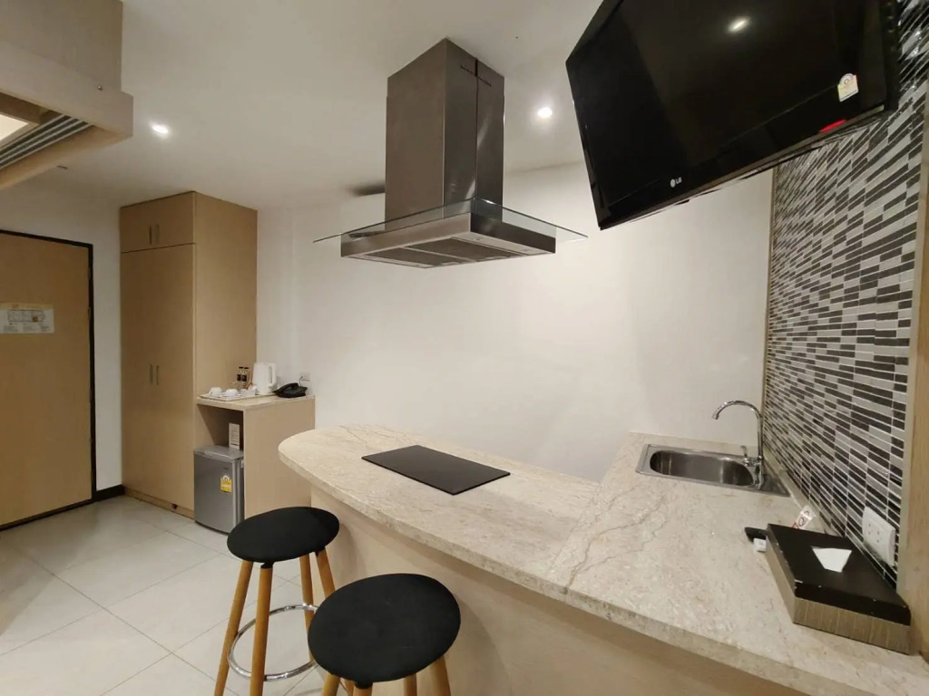 Двухместный номер Deluxe с балконом двуспальная кровать в Patong Bay Residence