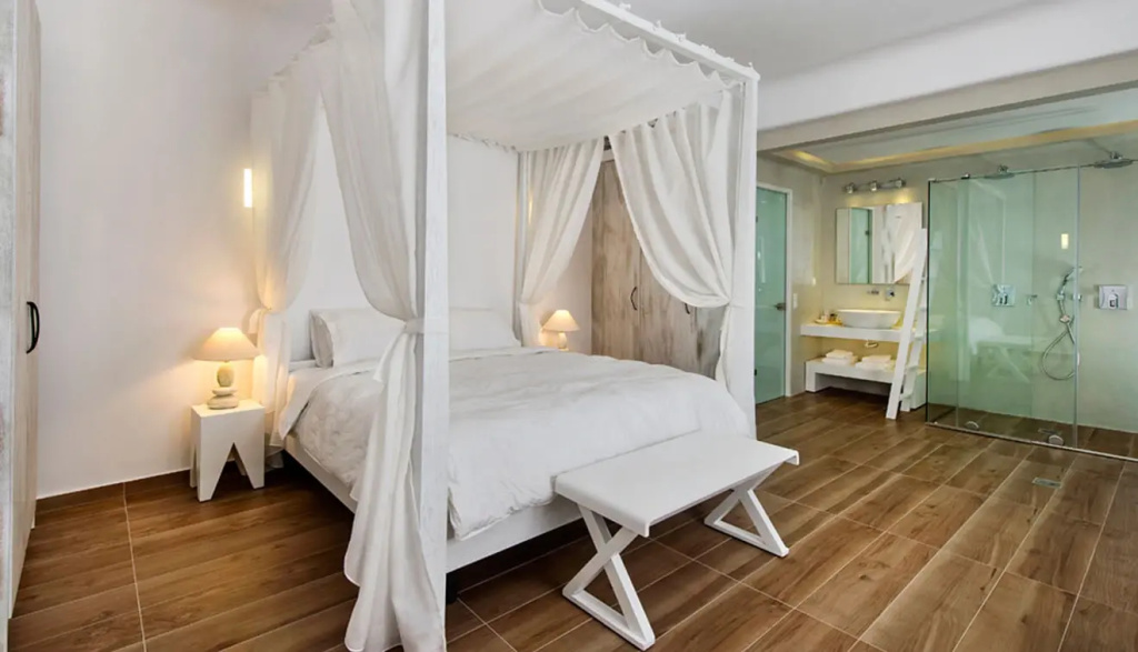 Honeymoon Double Suite with indoor jacuzzi (full double bed)