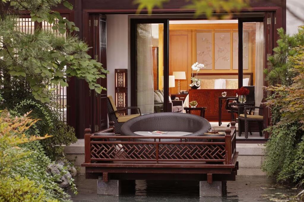 Four Seasons Hotel Hangzhou At West Lake by null
