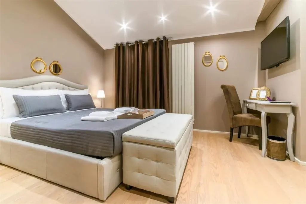 Mirror Double Suite (full double bed)