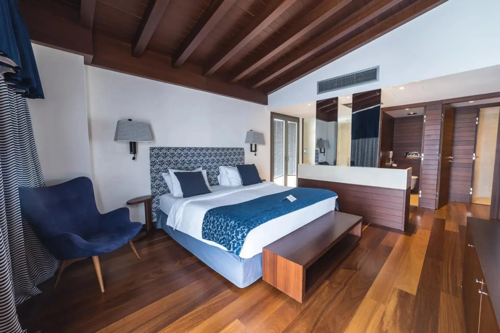 1 Bedroom Double Suite with sea view (full double bed)