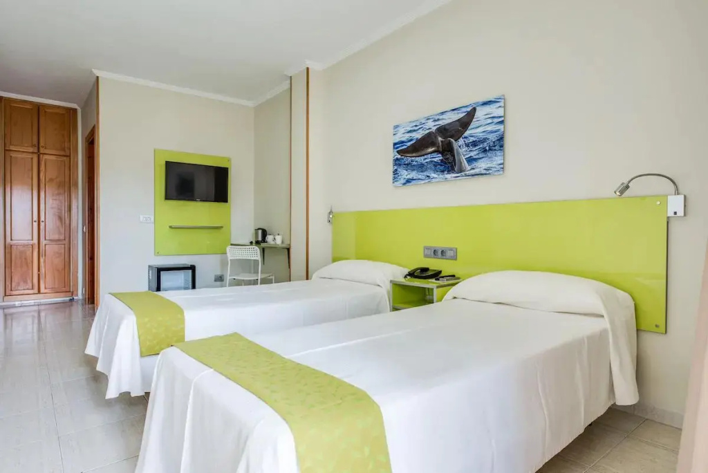Interior Double room (twin beds)