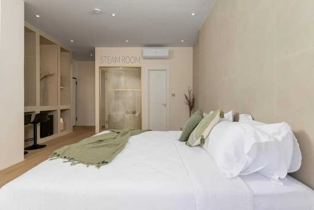 Direct Pool Access Double Suite with Private Steam Room (full double bed)
