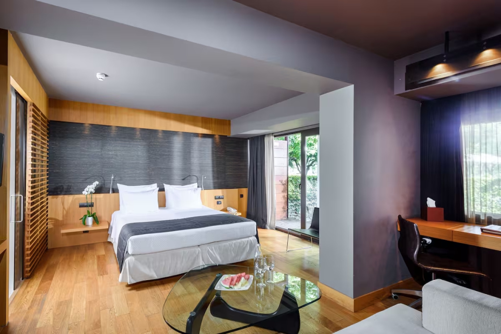 Superior Double room with pool view (full double bed)