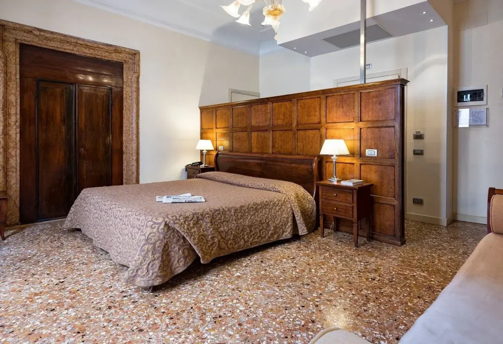 Double room Canal View (full double bed)
