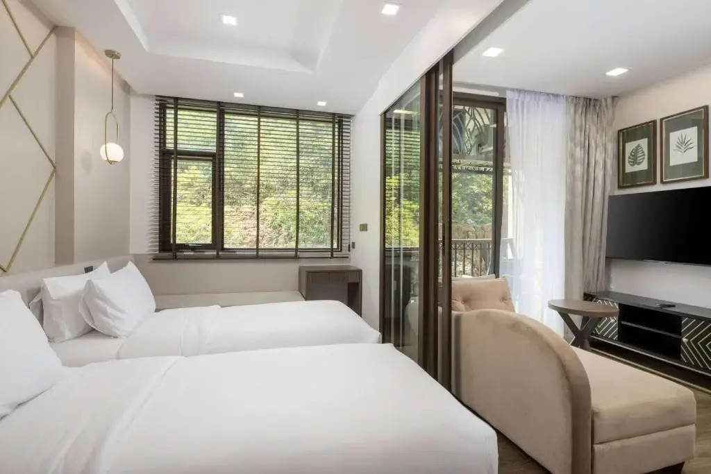 Двухместный номер Premier 2 отдельные кровати в The Proud Karon Beach Phuket Trademark Collection By Wyndham