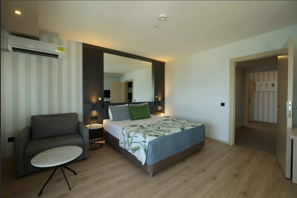 Двухместный номер Family with side sea view двуспальная кровать в Alonya Beach Hotel