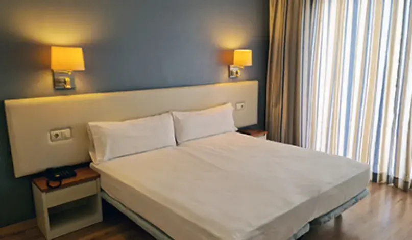 Double room with partial sea view (full double bed)