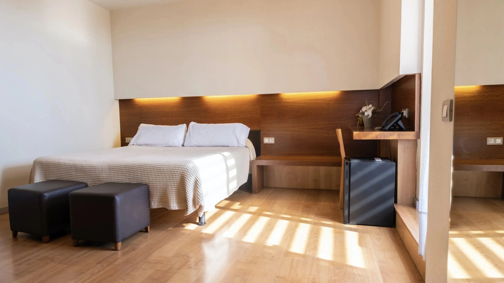Hotel Turin  Barcelona - Tap to explore photos