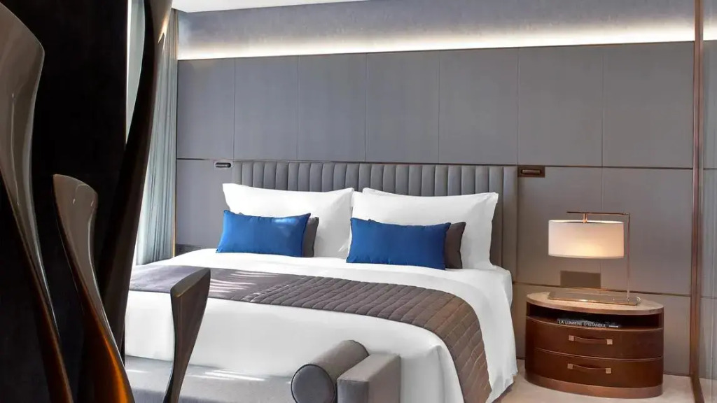 1 Bedroom St. Regis Double Suite with park view full double bed