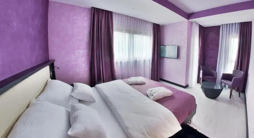Double Suite with balcony (full double bed)