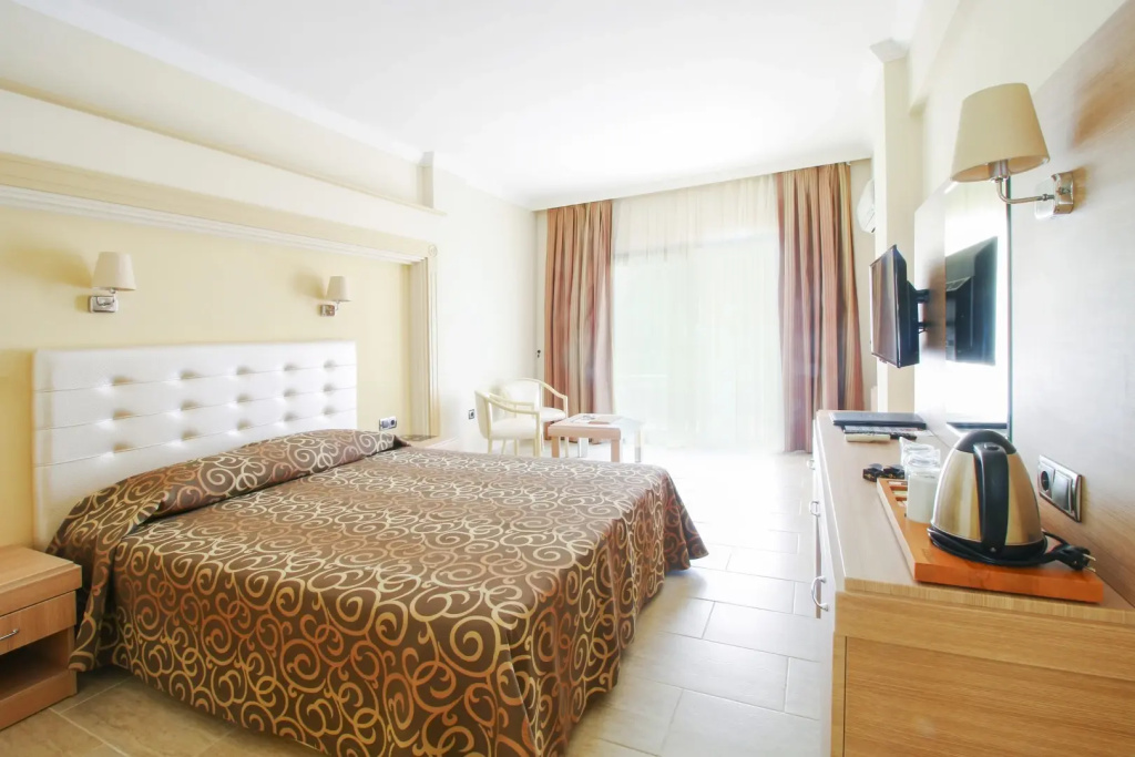 Standard Double room with land view (full double bed)