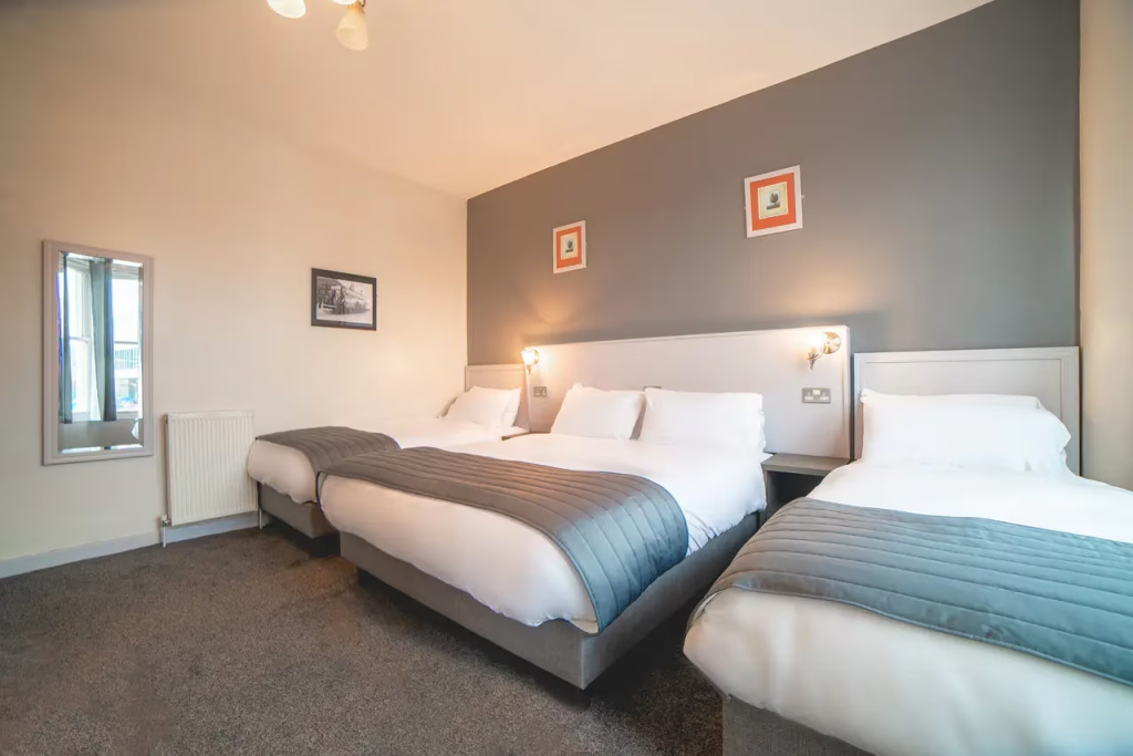 Quintuple room