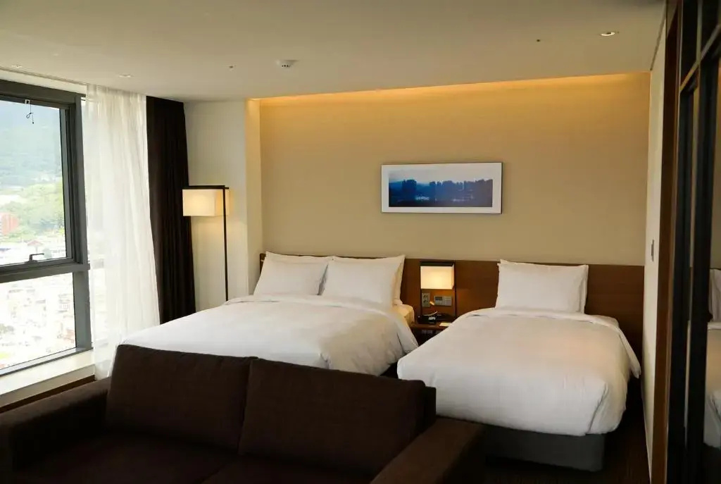Corner Double Suite (twin beds)