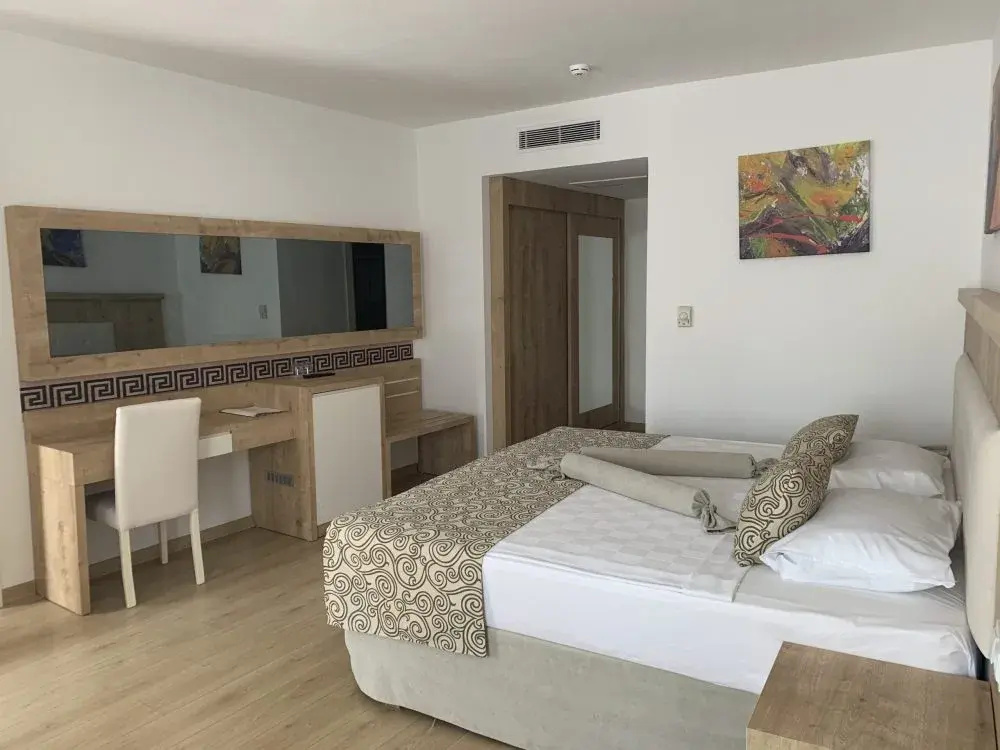 Pool Side Double room (full double bed)